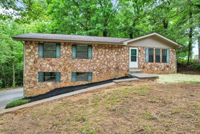 376 Oakwood Circle, NE