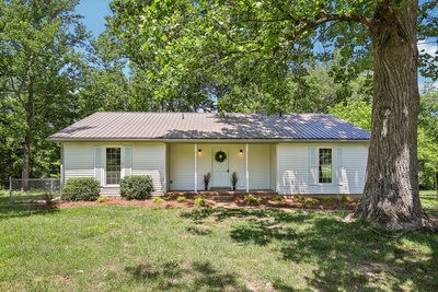 Exterior view of 204 Link Rd in Cottontown, TN