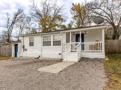 306B Queen Ave