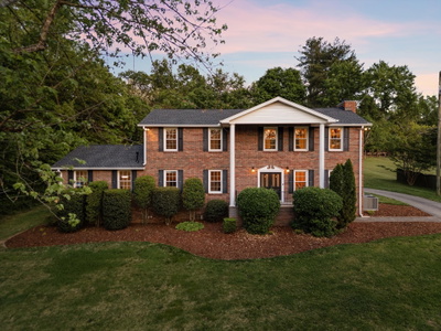 Exterior view of 701 Edmondson Pike in Brentwood, TN