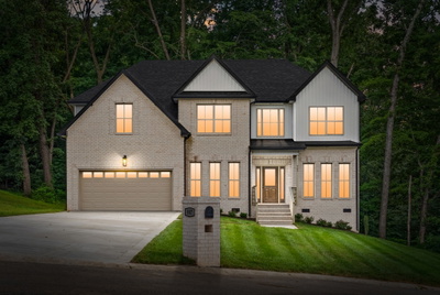 907 Douglas Ln