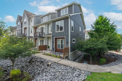 700 James Ave