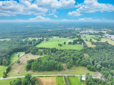 Exterior view of 284 Lake Westmoreland Rd in Westmoreland, TN