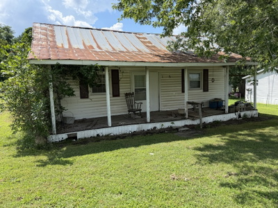 Exterior view of 1225 Pleasant Grove Rd in Westmoreland, TN