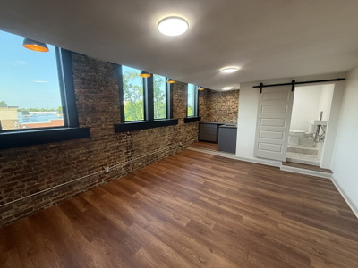 216 Main St, W